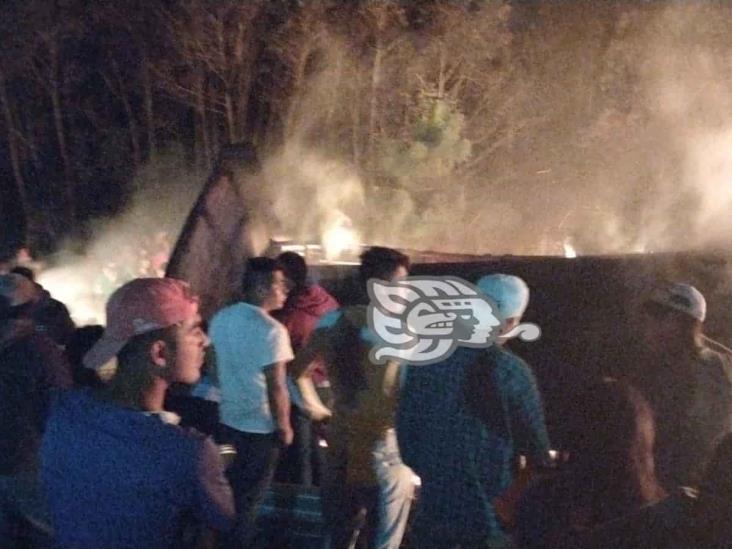 Volcadura e incendio de tráiler deja un herido en libramiento Xalapa- Perote