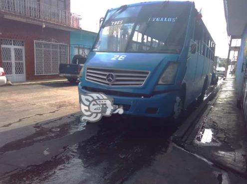 En pésimo estado, transporte público de Atzacan a Orizaba
