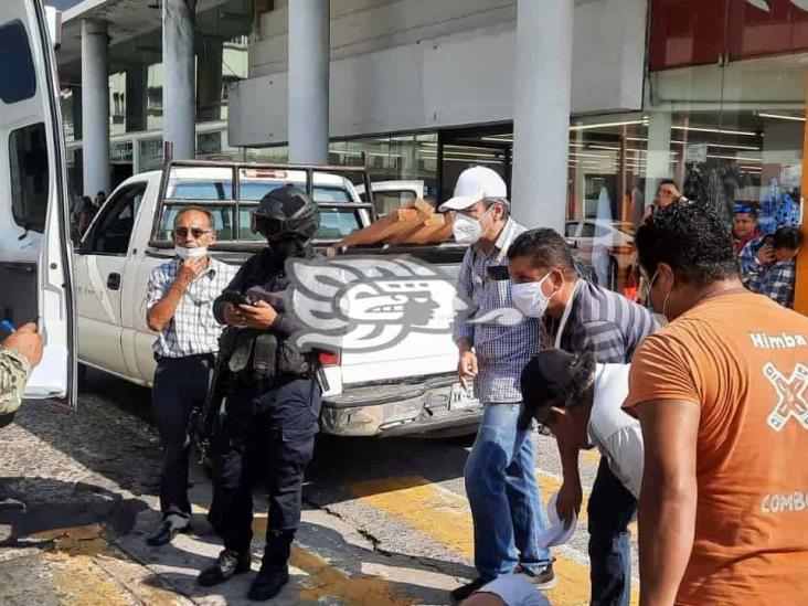 Cae adulto mayor de camioneta en calles del centro de Veracruz