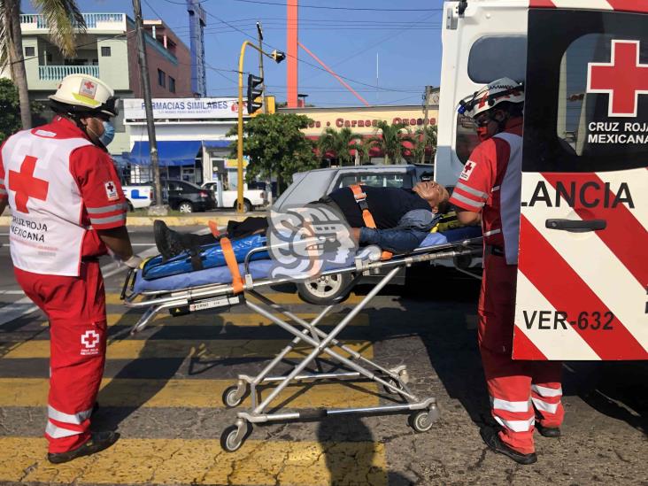 Arrancón de chofer tira a pasajero y le aplasta la pierna en Veracruz