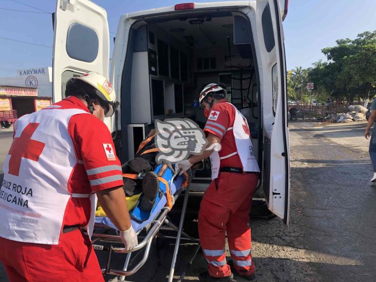 Arrancón de chofer tira a pasajero y le aplasta la pierna en Veracruz