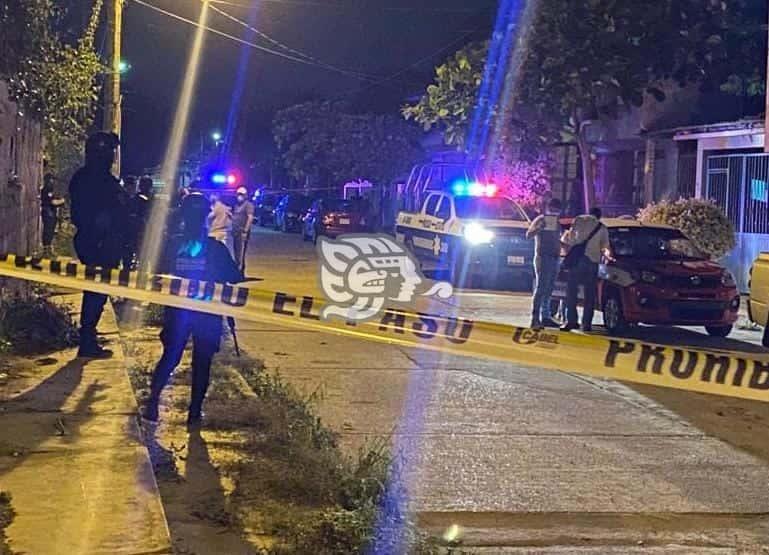 Motociclistas asesinan a mujer tras persecución en Minatitlán