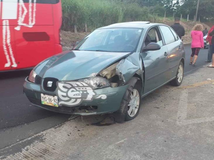 Auto choca contra muro de contención de autopista Córdoba-Veracruz