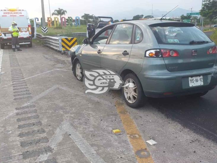 Auto choca contra muro de contención de autopista Córdoba-Veracruz