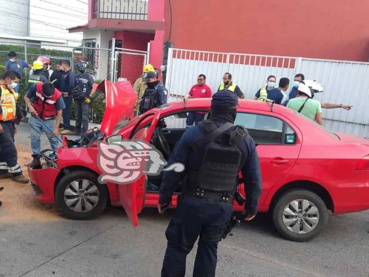 Dos heridos y daños materiales dejó choque entre vehículo y camioneta, en Fortín