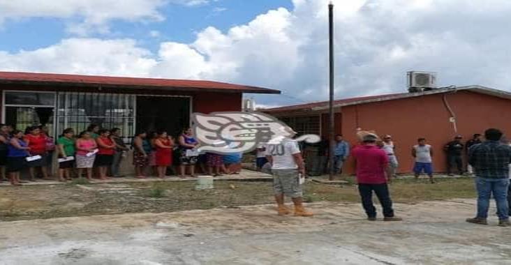 Padres de familia retienen a supervisora escolar en Nuevo Acapulco