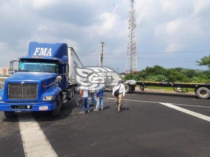 Se registra choque entre dos tráileres de carga sobre autopista Veracruz-Cardel