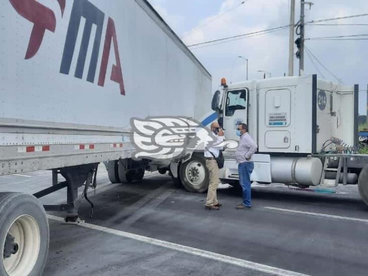 Se registra choque entre dos tráileres de carga sobre autopista Veracruz-Cardel