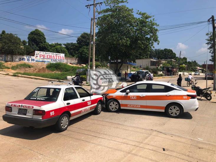 Dos heridos tras choque de taxis en Oluta 
