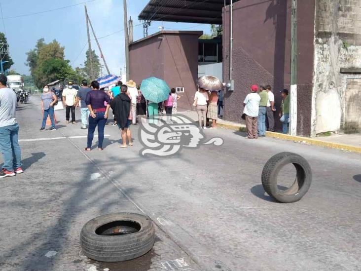 Con bloqueo, habitantes de Amatlán exigen agua potable