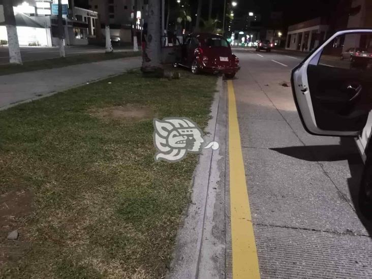 Chocan y abandonan unidad en calles de Boca del Río