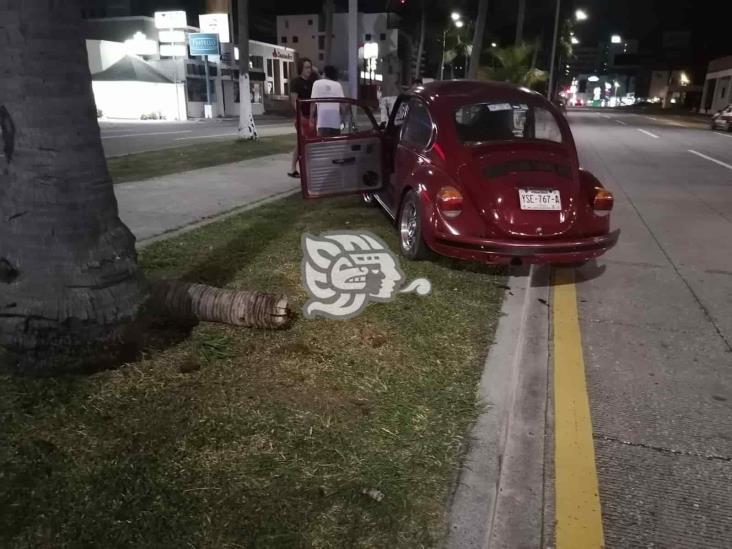 Chocan y abandonan unidad en calles de Boca del Río