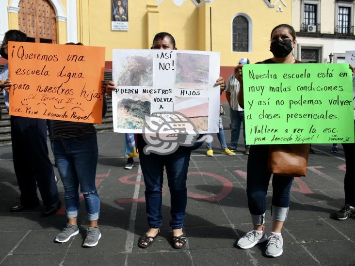 Escuela primaria Leonardo Pasquel, sin baños y sin lavabos, reclaman padres