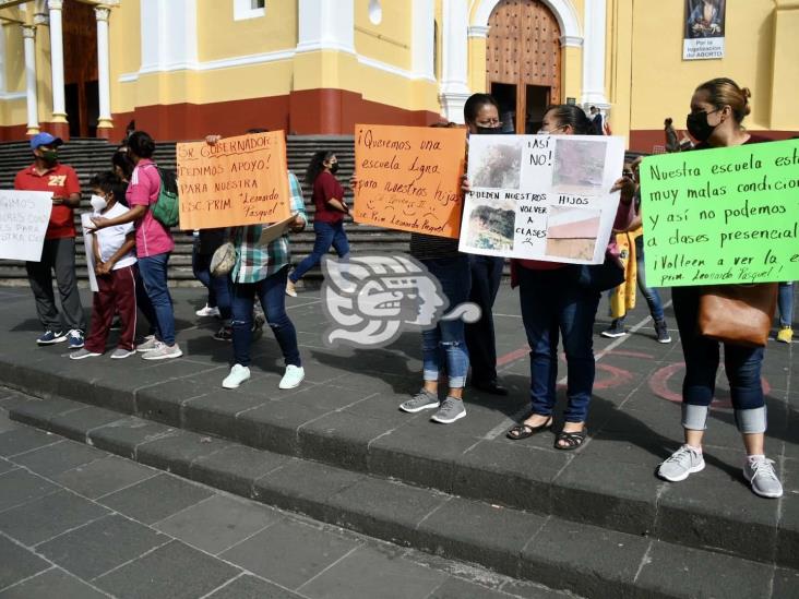 Escuela primaria Leonardo Pasquel, sin baños y sin lavabos, reclaman padres