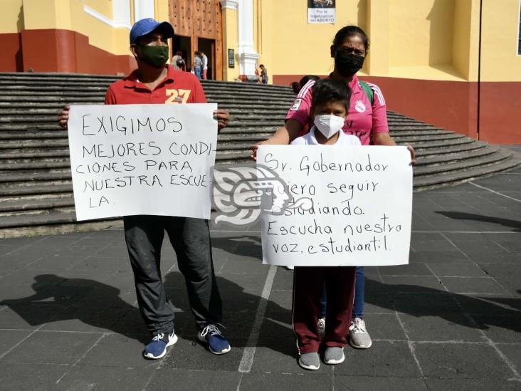 Escuela primaria Leonardo Pasquel, sin baños y sin lavabos, reclaman padres