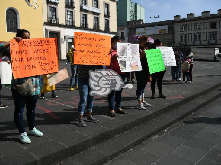 Escuela primaria Leonardo Pasquel, sin baños y sin lavabos, reclaman padres