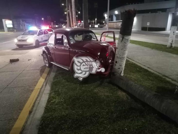 Chocan y abandonan unidad en calles de Boca del Río