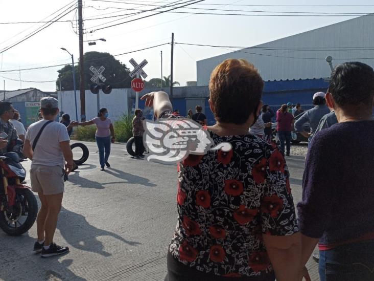 Con bloqueo, habitantes de Amatlán exigen agua potable