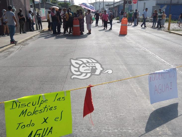 Con bloqueo, habitantes de Amatlán exigen agua potable