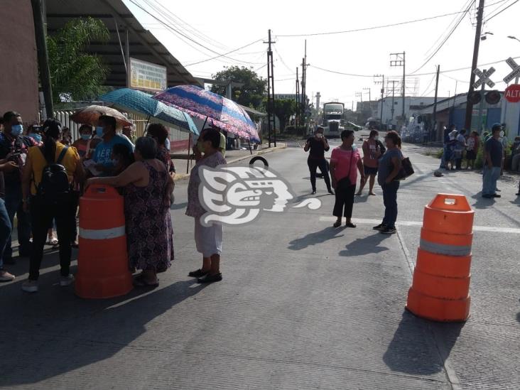 Con bloqueo, habitantes de Amatlán exigen agua potable