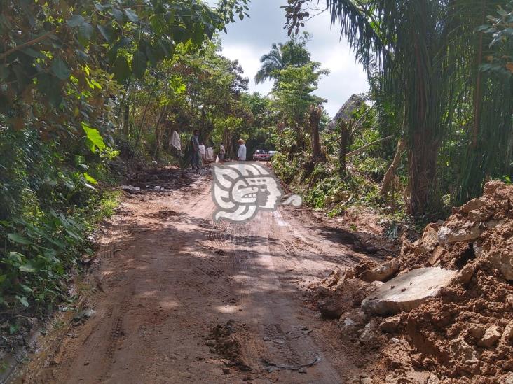 Habitantes de Coacotla piden se agilice la pavimentación de la carretera