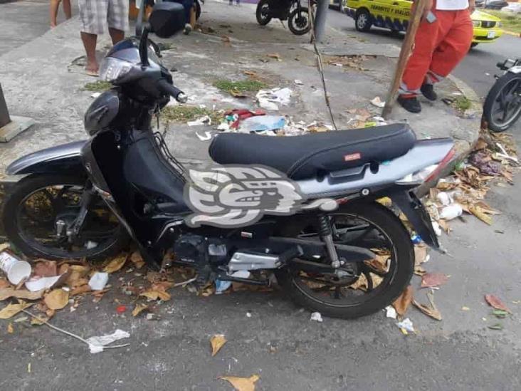 Se registra accidente entre pareja de motociclista y vehículo particular