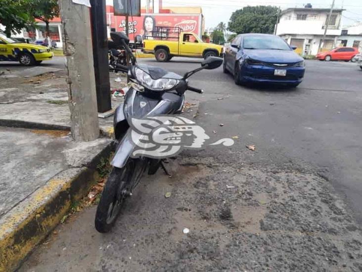 Se registra accidente entre pareja de motociclista y vehículo particular