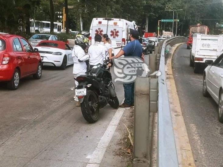 Imprudente mujer es arrollada por motociclista en Xalapa