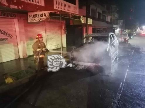 Incendian camioneta de constructor en Acayucan