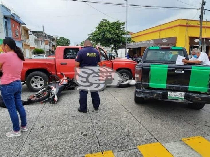 Despistado motociclista se accidenta en calles de Veracruz