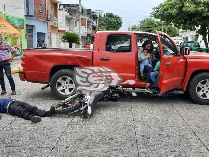 Despistado motociclista se accidenta en calles de Veracruz