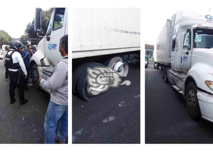 Choca tráiler contra autobús en Acajete; pasajera resultan lesionada