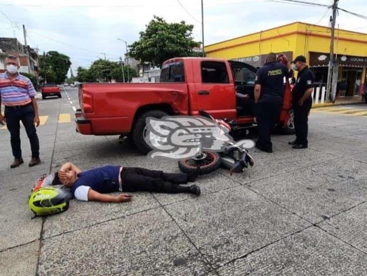 Despistado motociclista se accidenta en calles de Veracruz