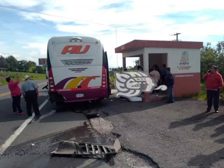 Choca tráiler contra autobús en Acajete; pasajera resultan lesionada