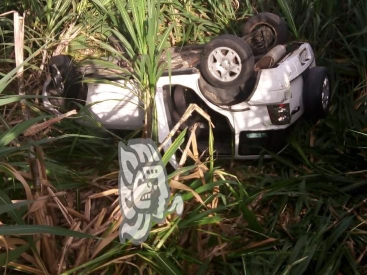 Vuelca camioneta en la carretera estatal Omealca-Yanga