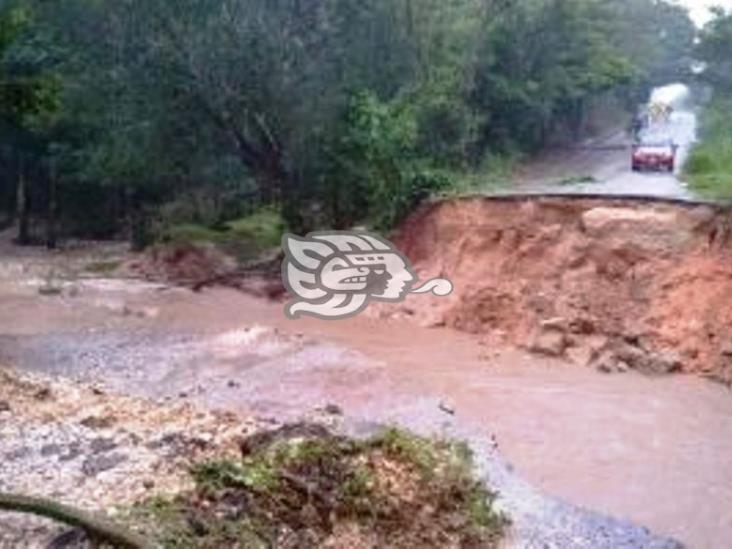 Aguas pluviales arrastraron puente en Tatahuicapan; familias incomunicadas 