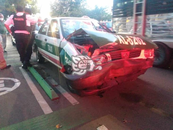 Tras choque en crucero de Ruiz Cortines, pasajera resulta lesionada en Xalapa