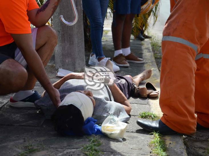 Motociclista atropella a mujer de la tercera edad