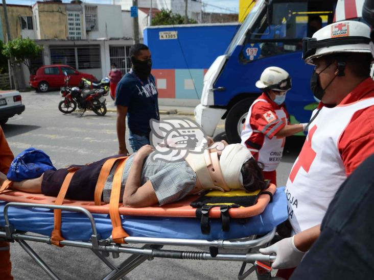 Motociclista atropella a mujer de la tercera edad