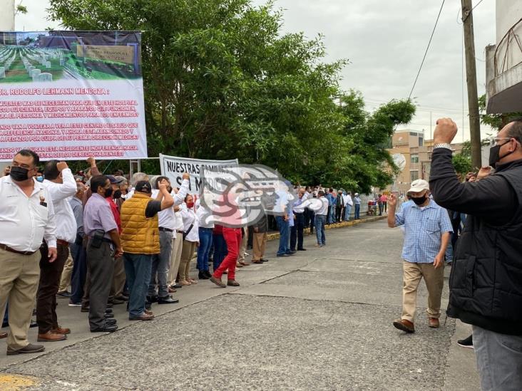 Con protesta, petroleros de Poza Rica exigen medicinas y mejores servicios médicos