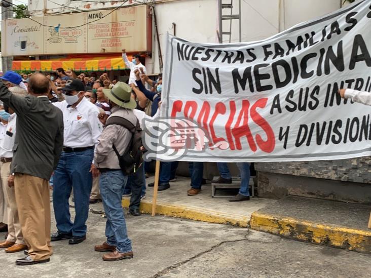 Con protesta, petroleros de Poza Rica exigen medicinas y mejores servicios médicos