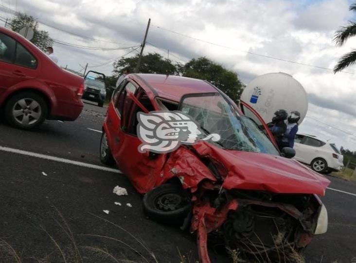 Aparatoso accidente automovilístico dejó dos heridos en la Xalapa- Tamarindo