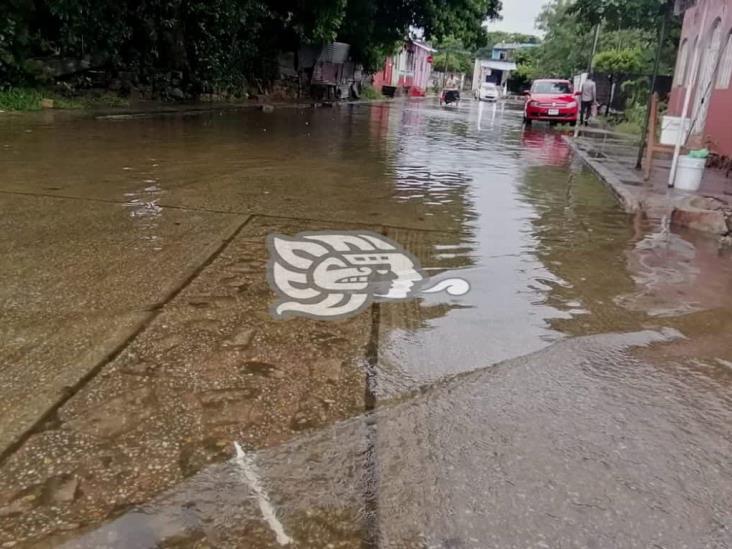 Canales a tope en colonias de Coatzacoalcos tras fuertes lluvias 