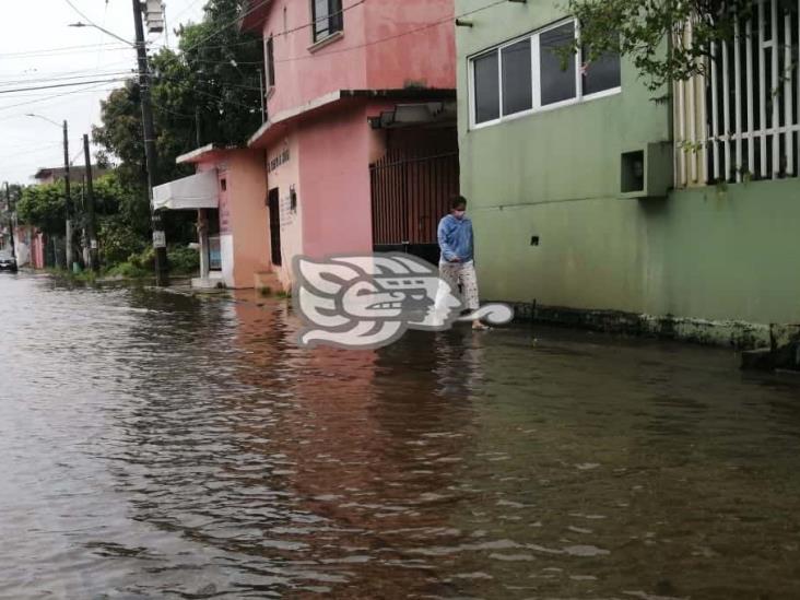 Canales a tope en colonias de Coatzacoalcos tras fuertes lluvias 