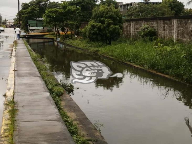 Canales a tope en colonias de Coatzacoalcos tras fuertes lluvias 