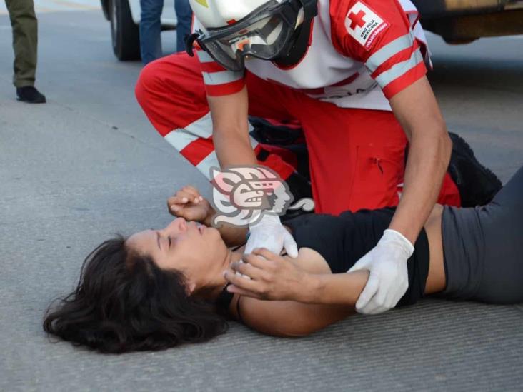 Joven mujer es atropellada en calles de Veracruz