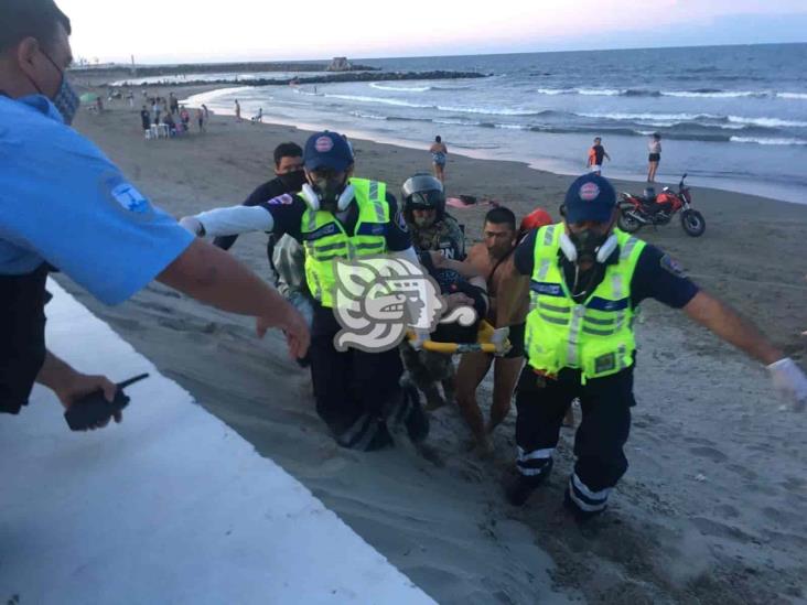 Rescatan a dos turistas de ahogarse en playas de Boca del Río