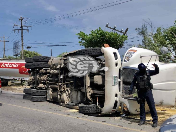 Pesado tráiler termina volcado sobre la carretera federal 140 Veracruz-Xalapa