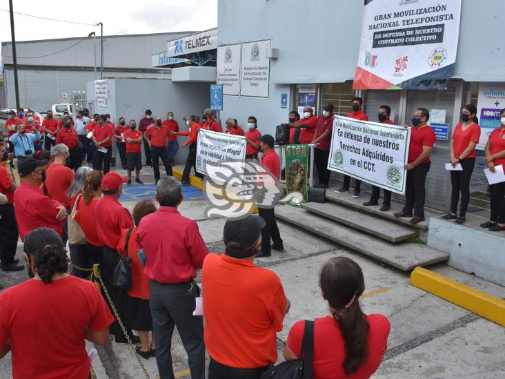 Empleados protestan en Telmex de Orizaba; exigen respeto a sus derechos laborales