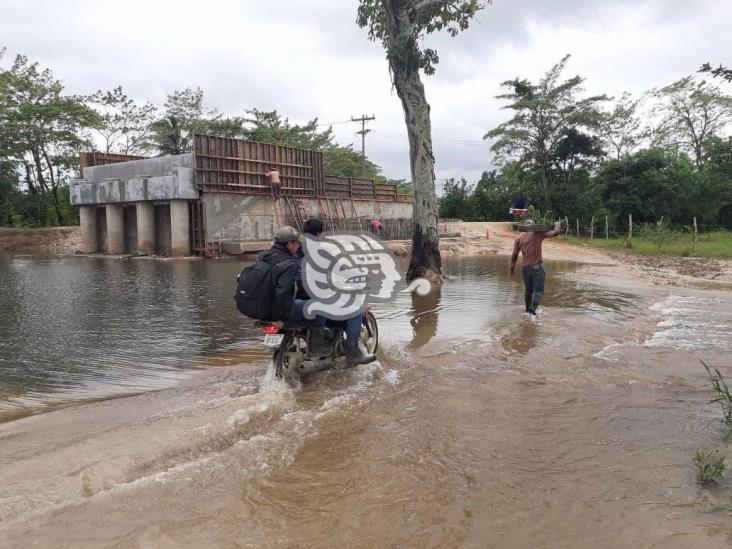 Lluvias afectan movilidad de habitantes del área rural de Minatitlán 